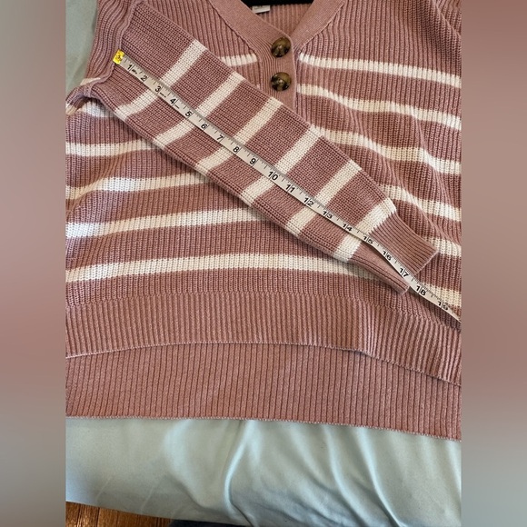 Rachel Zoe Medium Dusty Rose Striped V Neck. Longsleeve. Three Button Pullover. - Picture 4 of 9